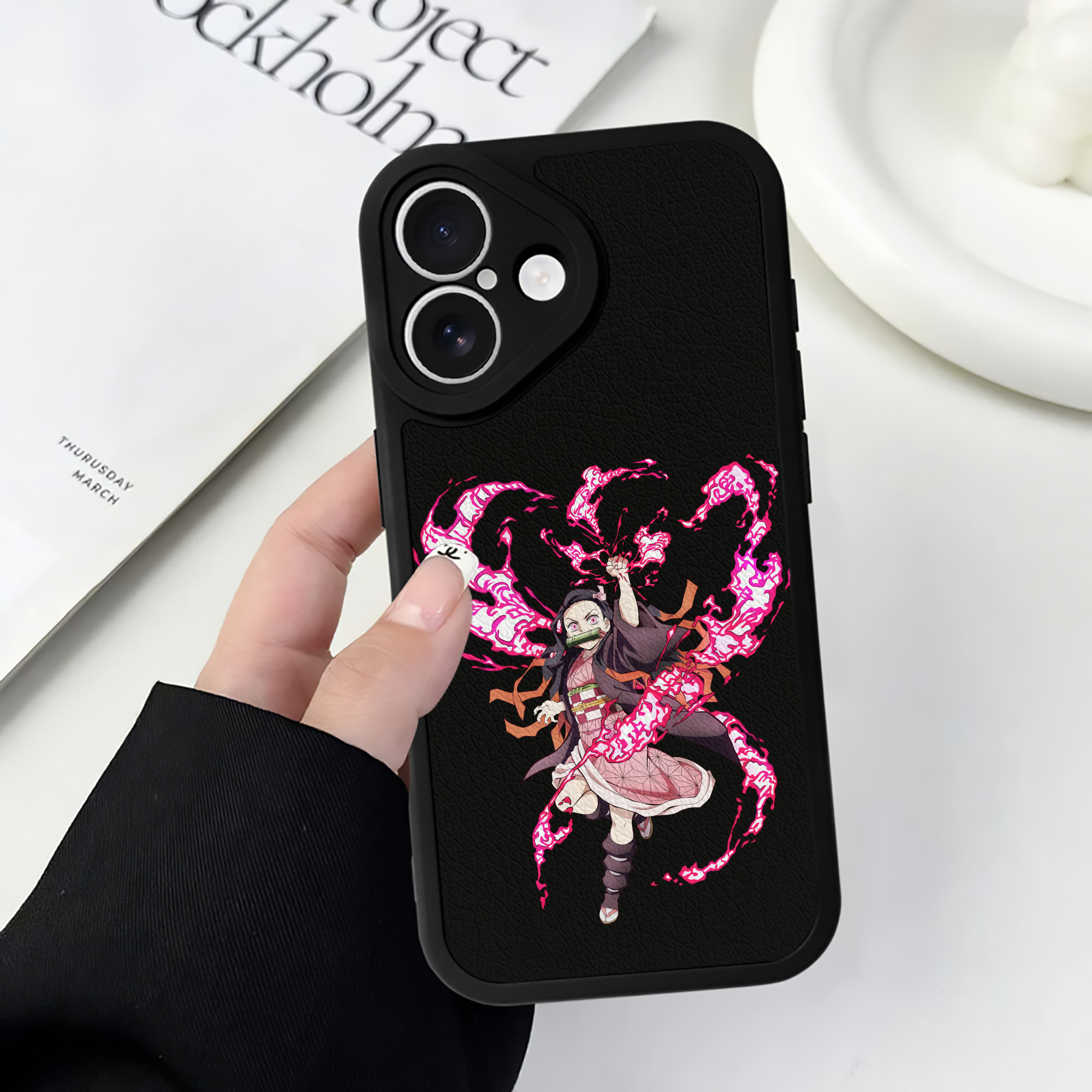 （画像用） 鬼滅の刃（きめつのやいば）竈門 禰󠄀豆子／かまど ねずこ Kamado Nezuko 【iPhone 16シリーズ対応】シリコンスマホケース（レザー調） 材質：シリコン